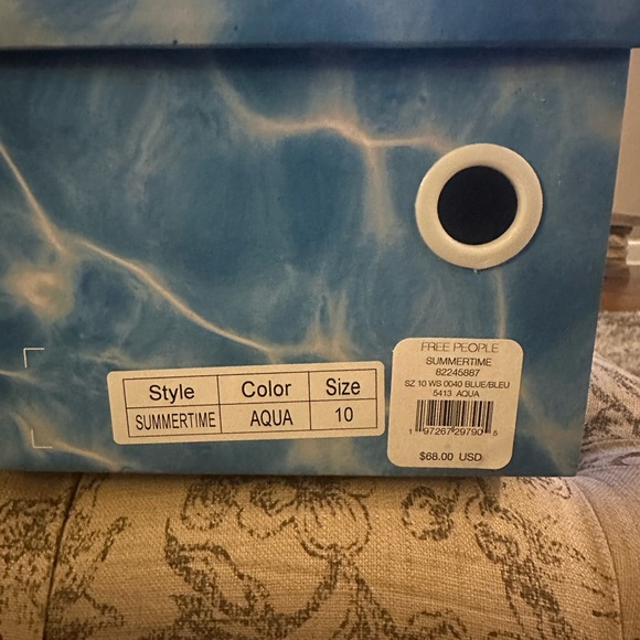 Cute slides for beach, pool, or pairing with a casual outfit - Picture 4 of 6